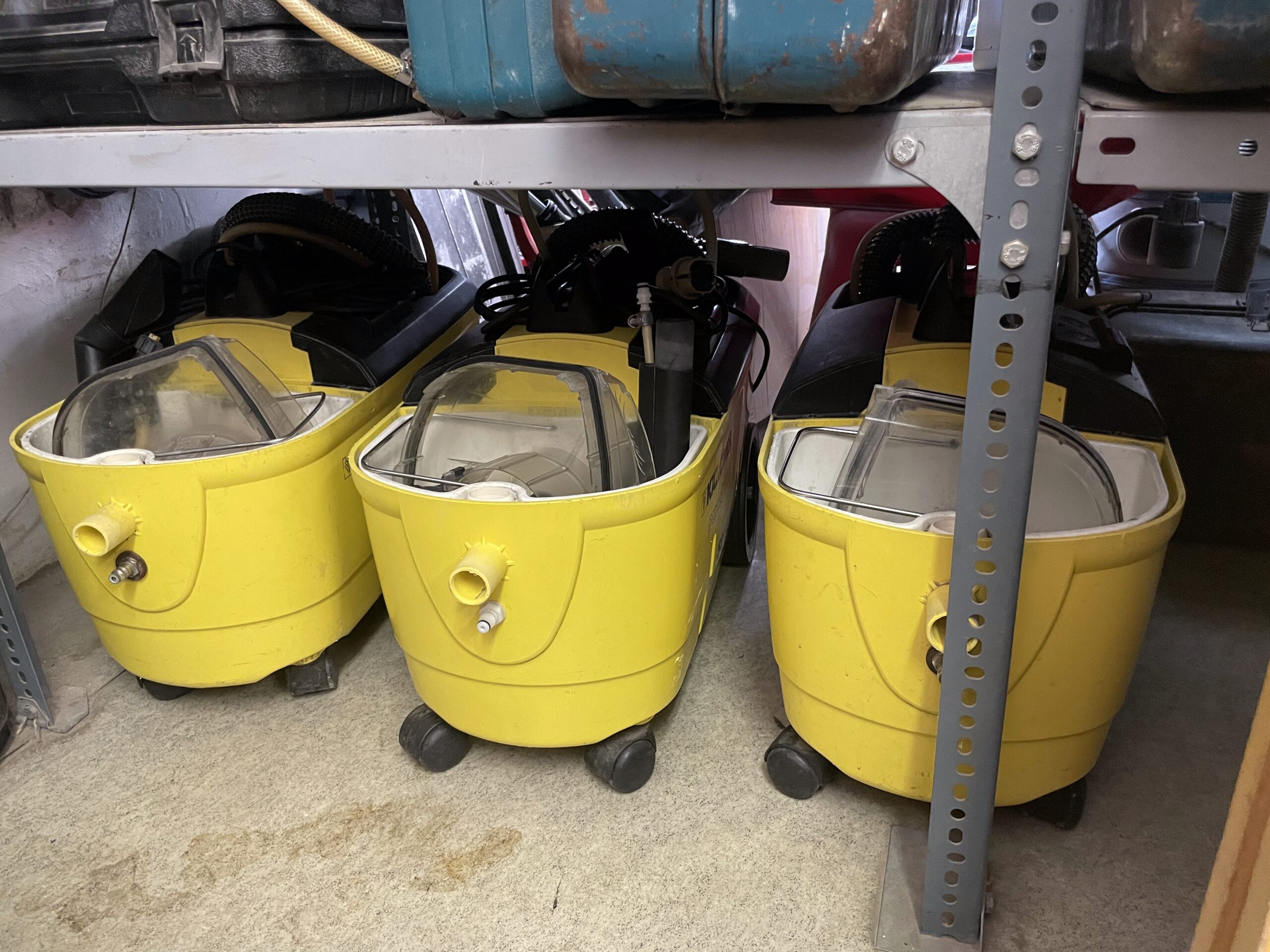 szőnyegtisztítók a földön egymás mellett