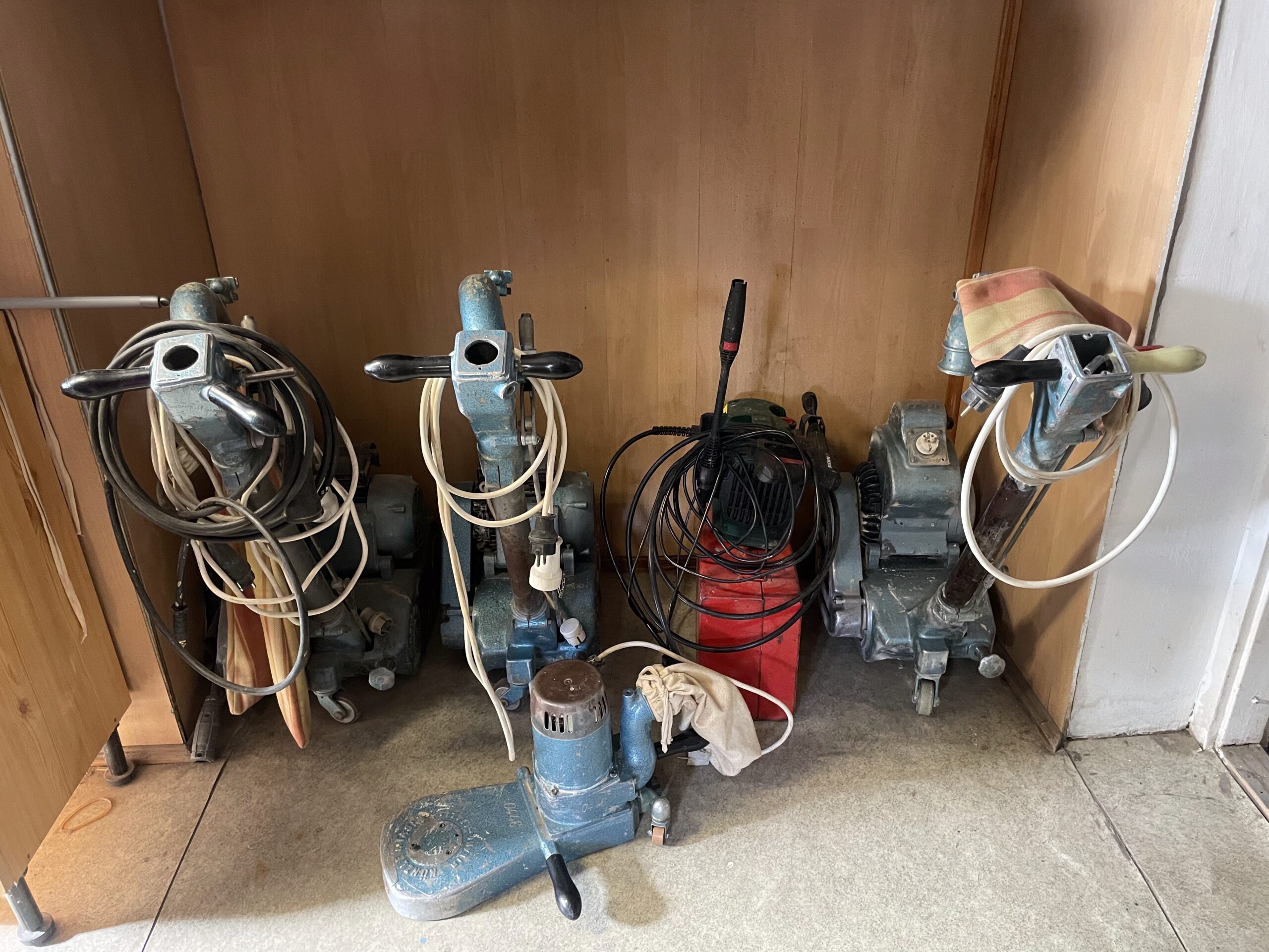 lapvibrátorok egyás mellett a falnál